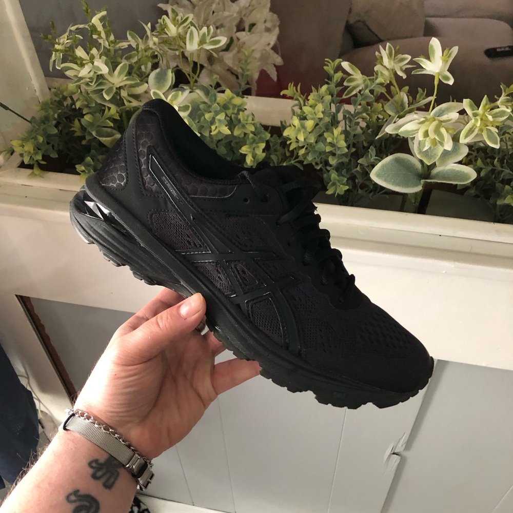 Women’s Asics GT-1000 Triple Black size 9